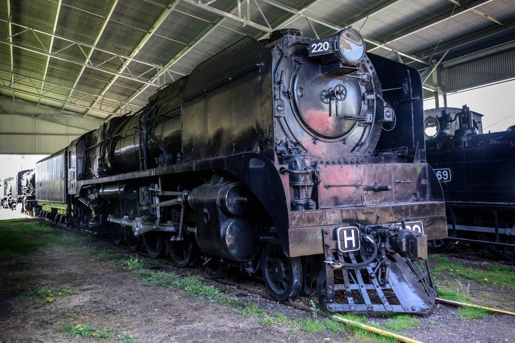Black steam locomotive numbered H 220